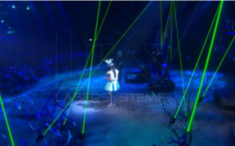 Showlaser können unnauffällig aber mit Lasershows auffallend in ein Bühnenbild eingefügt werden