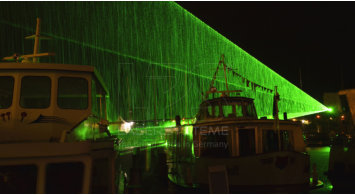 Outdoor Lasershow in der Schweiz mit starkem Regen während dem Aufbau